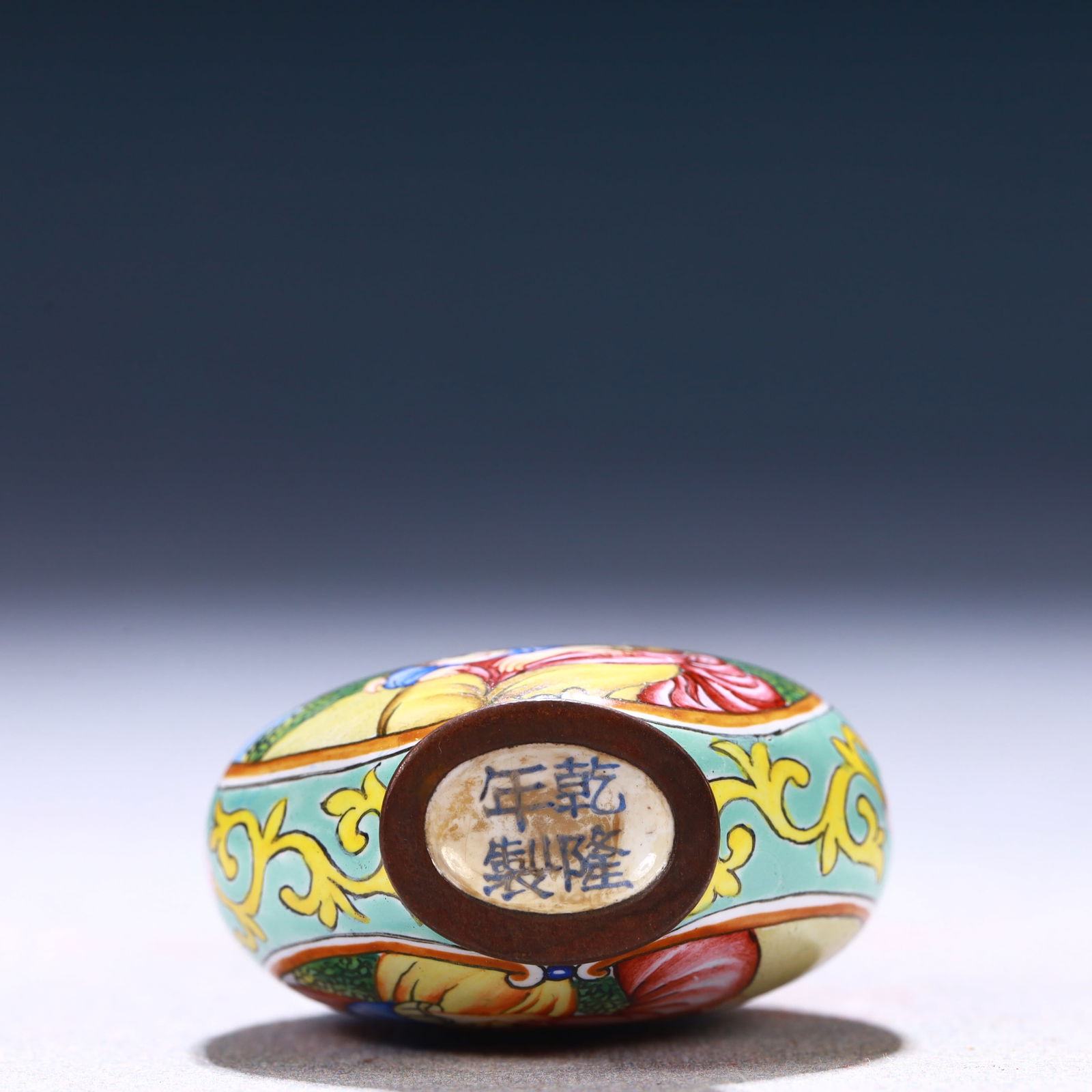 An Exquisite Painted Enamel Figure Pattern Snuff Bottle - 6