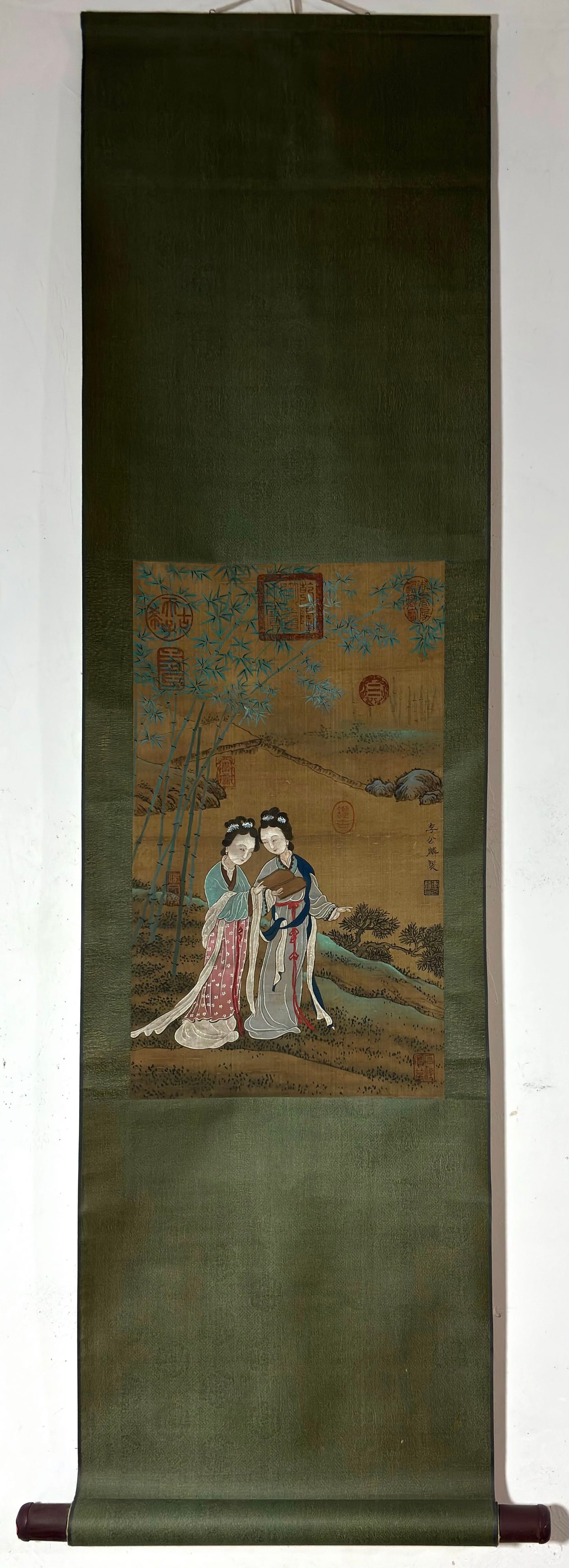 A Chinese Vertical Scroll Ink Painting of Woman on Silk,Li Gonglin (1 of 9)