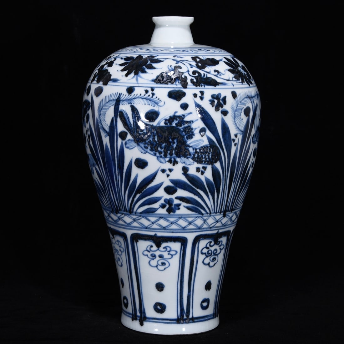 A Rare Blue and White Fish and Algae Pattern Vase (1 of 9)