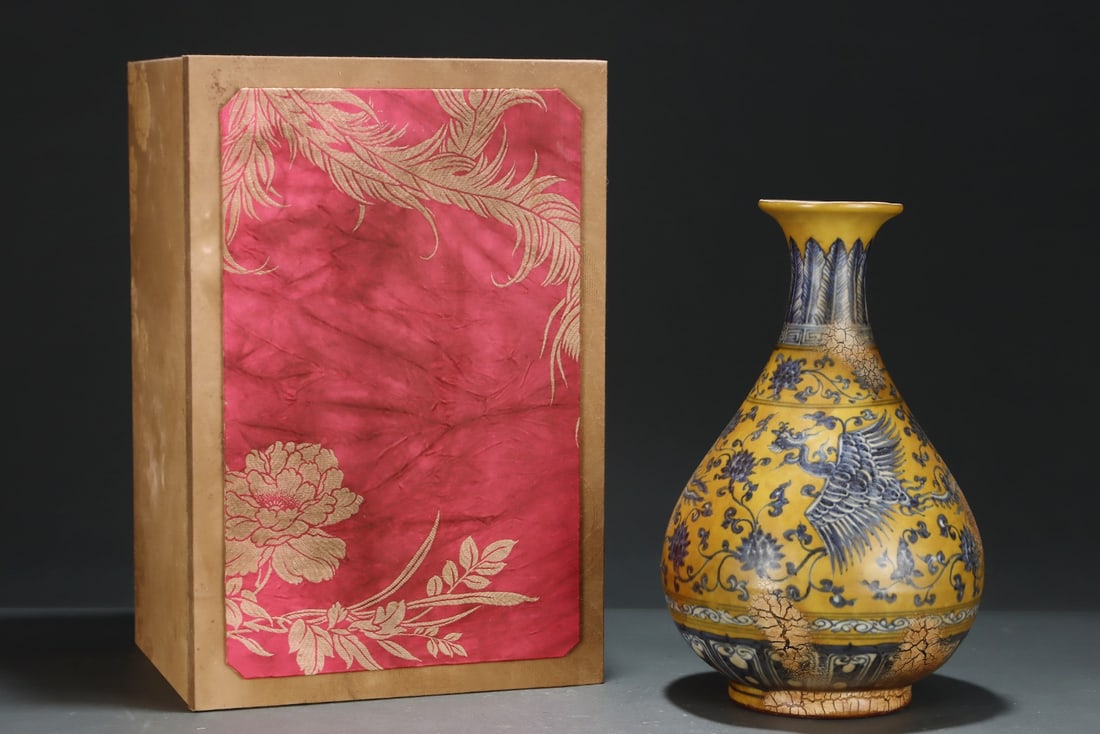 A Rare Yellow Glazed Blue and White Lotus and Phoenix Pattern Vase: A Rare Yellow Glazed Blue and White Lotus and Phoenix Pattern Vase,Ming Dynasty, China,Zhengde Six-character Mark,Size:13.1inx8.5in 黄釉青花缠枝莲凤 