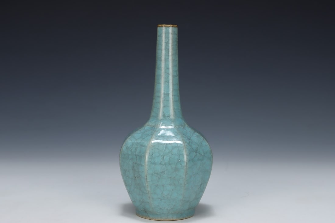 An Exquisite Ru yao Cover with Gold Vase (1 of 8)