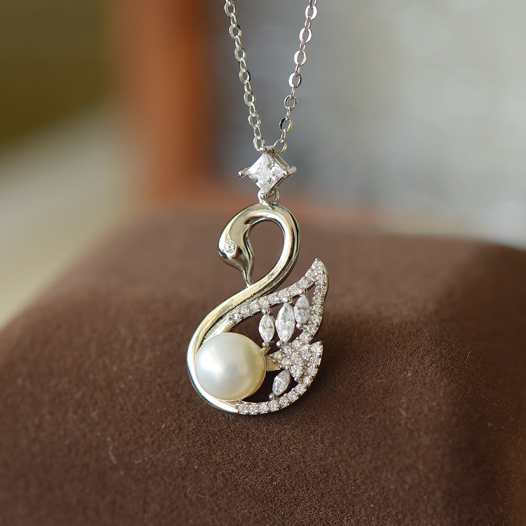 An Exquisite Sterling Silver Inlaid Pearls Pendant,Inlaid Diamond: An Exquisite Sterling Silver Inlaid Pearls Pendant,Inlaid Diamond,Size:8mmx8mm 纯银镶珍珠吊坠,嵌钻石