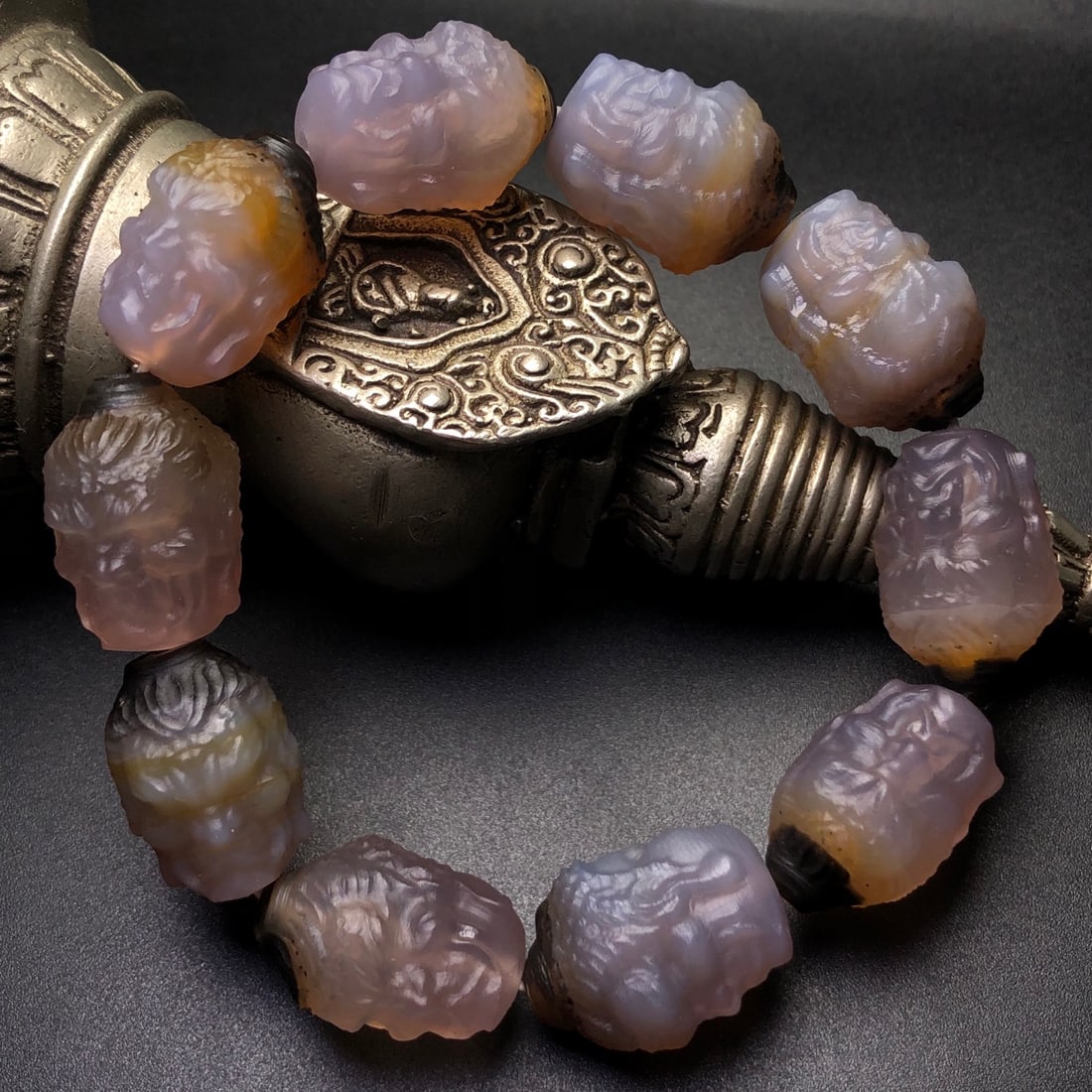 An Exquisite Agate Bracelets: An Exquisite Agate Bracelets,Size:24mmx16mm 玛瑙手串