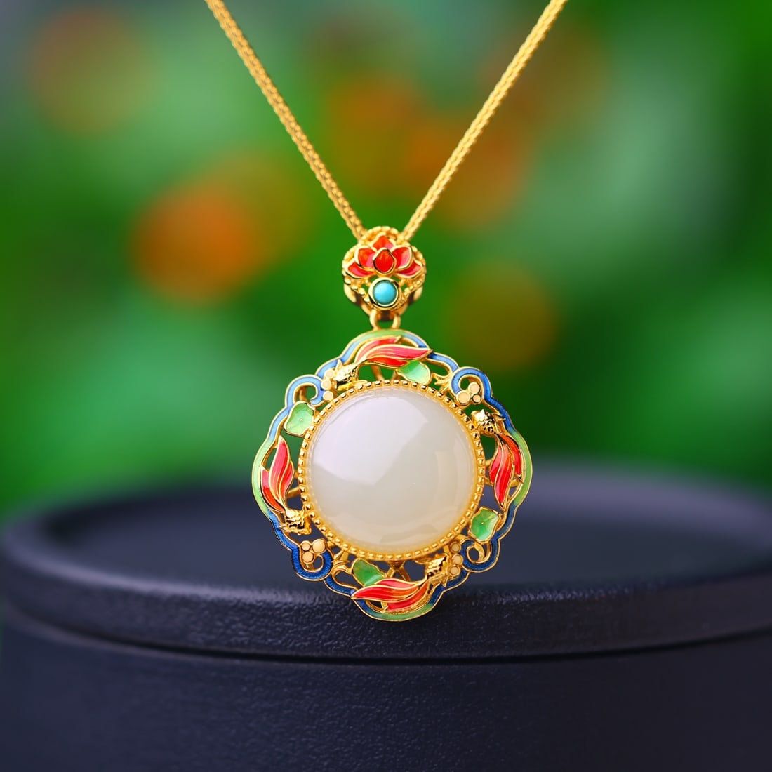 An Exquisite Sterling Silver-Gold Plated Inlaid White Jade Pendant: An Exquisite Sterling Silver-Gold Plated Inlaid White Jade Pendant,Size:16mmx16mm 纯银镀金镶白玉吊坠