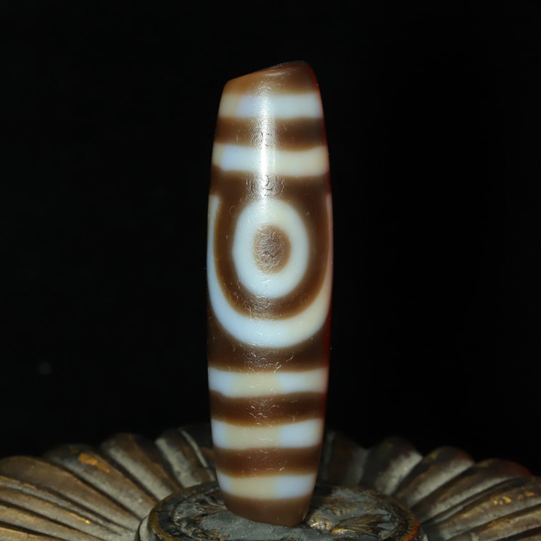 An Exquisite Two Eyes Dzi Bead Pendant: An Exquisite Two Eyes Dzi Bead Pendant，Size：54mmx14mm，Weight：19g 两眼天珠挂件