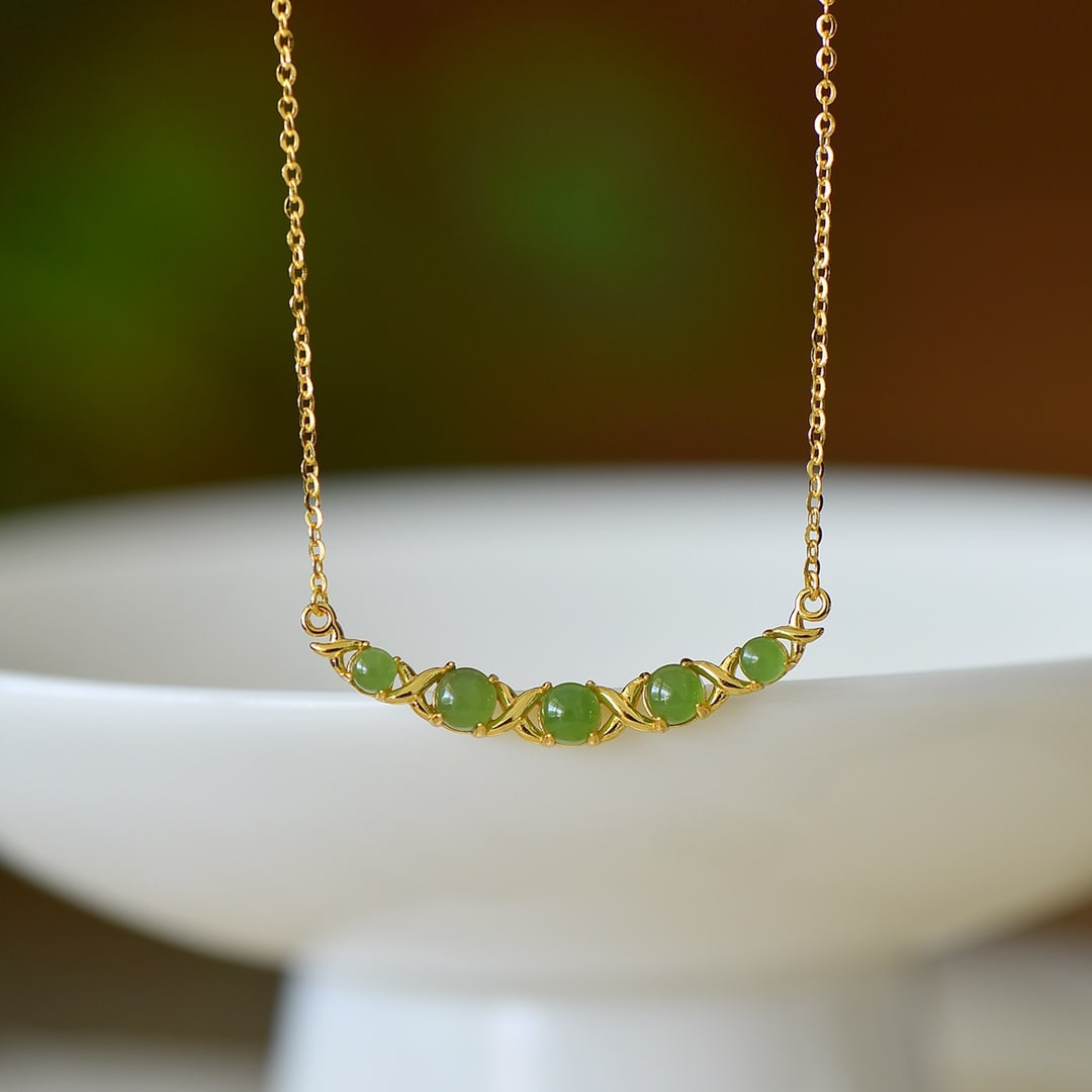 An Exquisite Sterling Silver-Gold Plated Inlaid Jasper Pendant: An Exquisite Sterling Silver-Gold Plated Inlaid Jasper Pendant,Size:4mmx4mm 纯银镀金镶碧玉吊坠