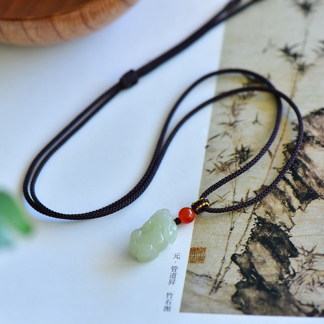 An Exquisite White Jade Auspicious Beast Pendant: An Exquisite White Jade Auspicious Beast Pendant,Size:14mmx23mm 寓意: 天地守护 吉祥如意 辟邪护佑 白玉