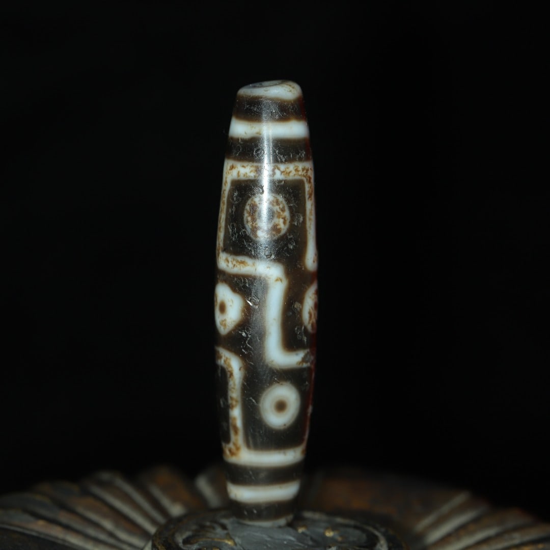 An Exquisite Nine Eyes Dzi Bead Pendant: An Exquisite Nine Eyes Dzi Bead Pendant，Size：55mmx13mm，Weight：13g 九眼天珠挂件