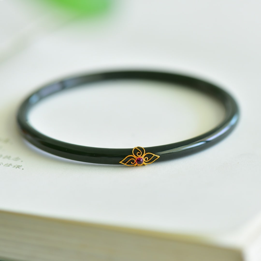 An Exquisite Sapphire Bracelets,Inlaid Gold: An Exquisite Sapphire Bracelets,Inlaid Gold,Size:54mm-62mm 