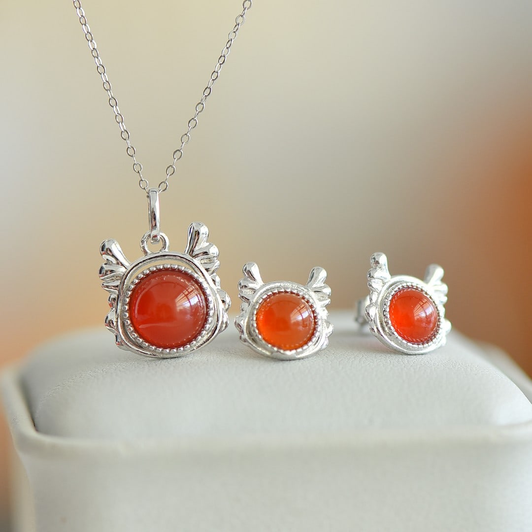 A Set of Fine Sterling Silver Inlaid Agate Jewelrys: A Set of Fine Sterling Silver Inlaid Agate Jewelrys 一套纯银镶玛瑙首饰