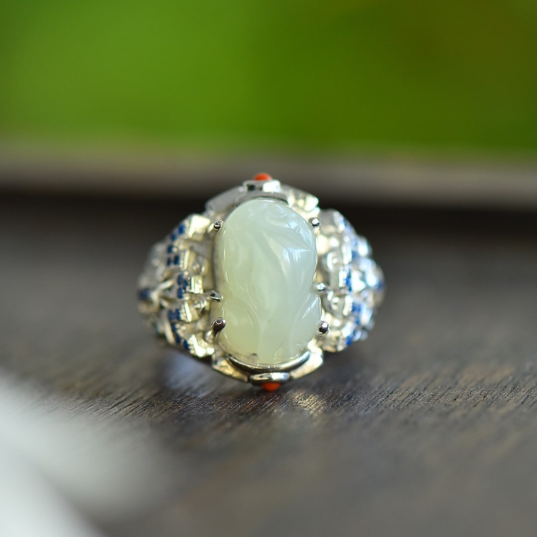 An Exquisite Sterling Silver Inlaid White Jade Ring,Inlaid Diamond: An Exquisite Sterling Silver Inlaid White Jade Ring,Inlaid Diamond,Size:10mmx16mm 纯银镶白玉戒指，嵌钻石