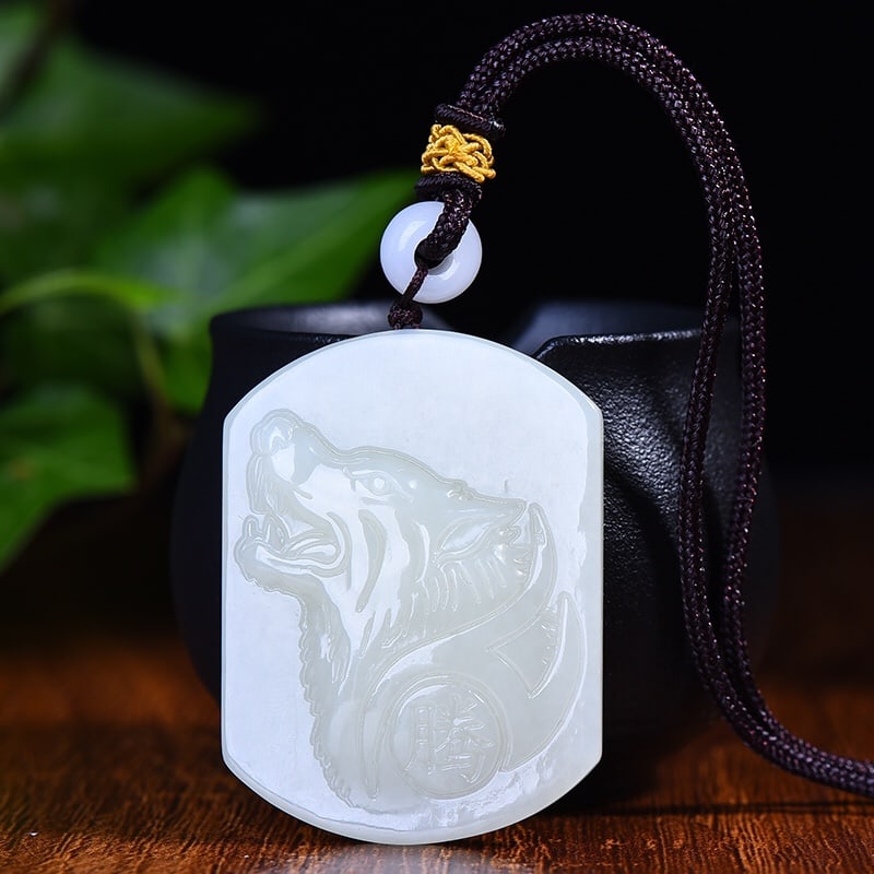 An Exquisite White Jade Wolf-head Pattern Pendant: An Exquisite White Jade Wolf-head Pattern Pendant,Size:38mmx51mm (寓意)寓意驱除邪祟,大气磅礴 白玉狼头