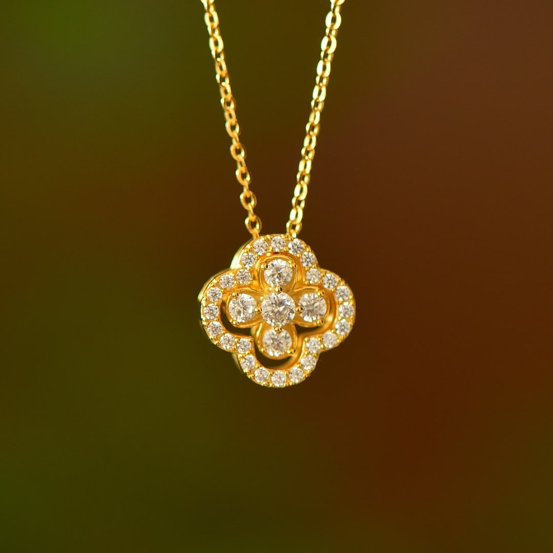 An Exquisite Sterling Silver-Gold Plated Inlaid Diamond Pendant: An Exquisite Sterling Silver-Gold Plated Inlaid Diamond Pendant 纯银镀金镶钻石吊坠