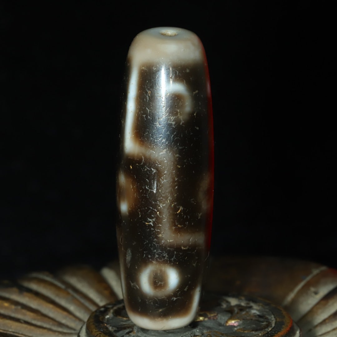 An Exquisite Nine Eyes Dzi Bead Pendant: An Exquisite Nine Eyes Dzi Bead Pendant，Size：45mmx15mm，Weight：16g 九眼天珠挂件