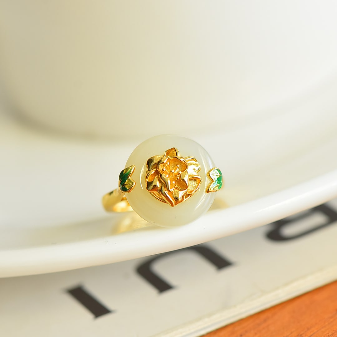 An Exquisite Sterling Silver-Gold Plated Inlaid White Jade Ring: An Exquisite Sterling Silver-Gold Plated Inlaid White Jade Ring,Size:15mmx15mm 纯银镀金镶白玉戒指