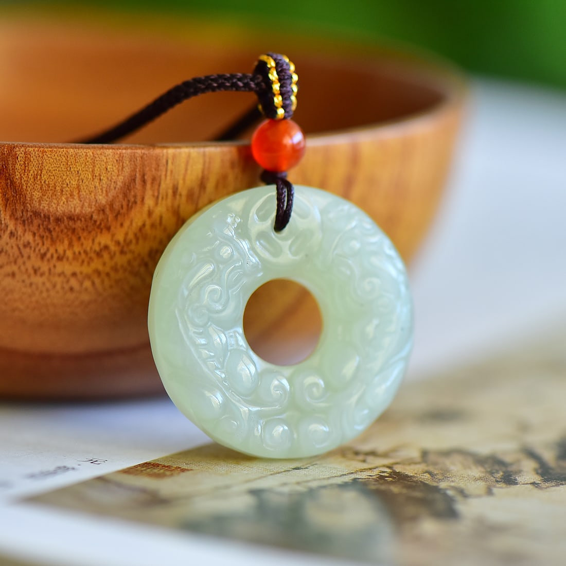 An Exquisite White Jade Auspicious Beast Pattern Pendant: An Exquisite White Jade Auspicious Beast Pattern Pendant,Size:32mmx32mm 寓意:貔貅是个招财宝物,钱和貔貅在ߌ