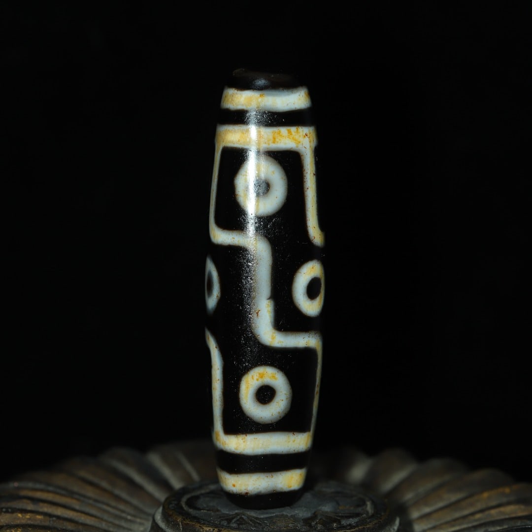 An Exquisite Nine Eyes Dzi Bead Pendant: An Exquisite Nine Eyes Dzi Bead Pendant，Size：60mmx16mm，Weight：26g 九眼天珠挂件