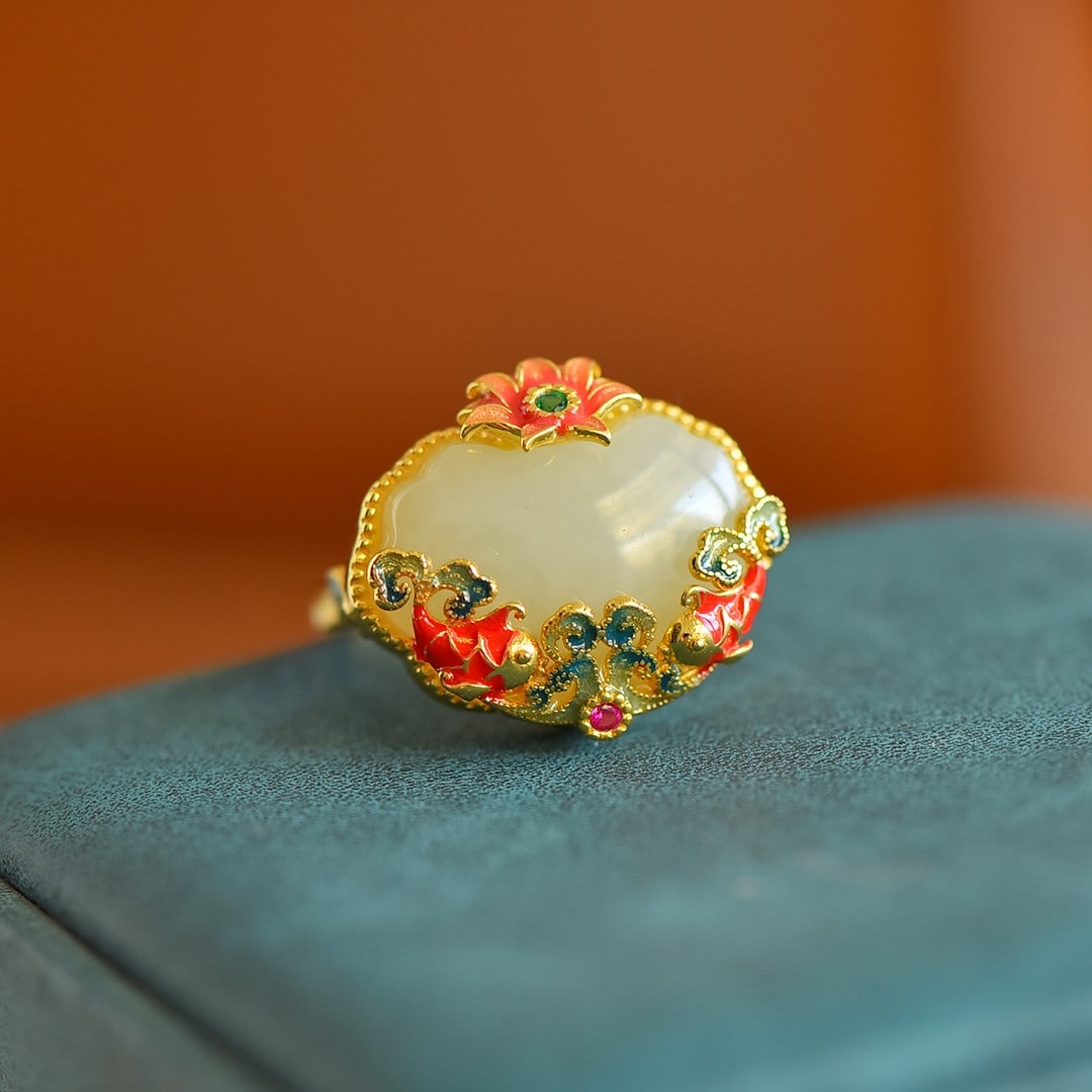 An Exquisite Sterling Silver-Gold Plated Inlaid White Jade Ring: An Exquisite Sterling Silver-Gold Plated Inlaid White Jade Ring,Size:13mmx18mm 纯银镀金镶白玉戒指