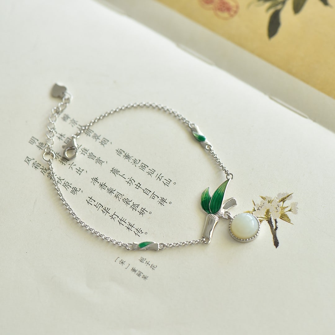 An Exquisite Sterling Silver Inlaid White Jade Enamel Bracelet: An Exquisite Sterling Silver Inlaid White Jade Enamel Bracelet,Size:8mmx8mm 纯银镶白玉珐琅手链