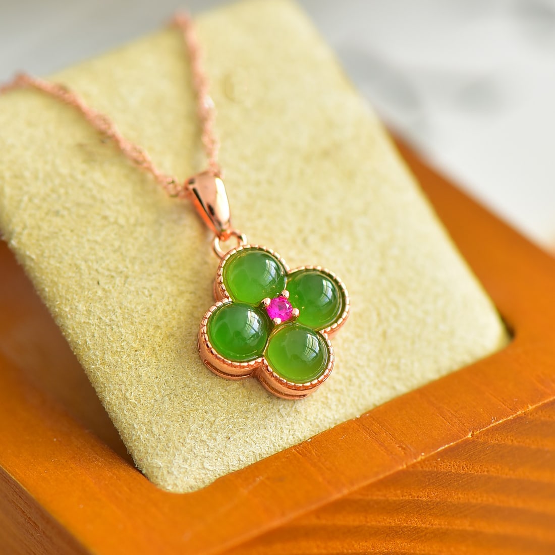 An Exquisite Sterling Silver-Gold Plated Inlaid Jasper Pendant: Sterling Silver-Gold Plated Inlaid Jasper Pendant , Size :5mmx5mm 纯银镀金镶碧玉吊坠,尺寸:5mmx5mm