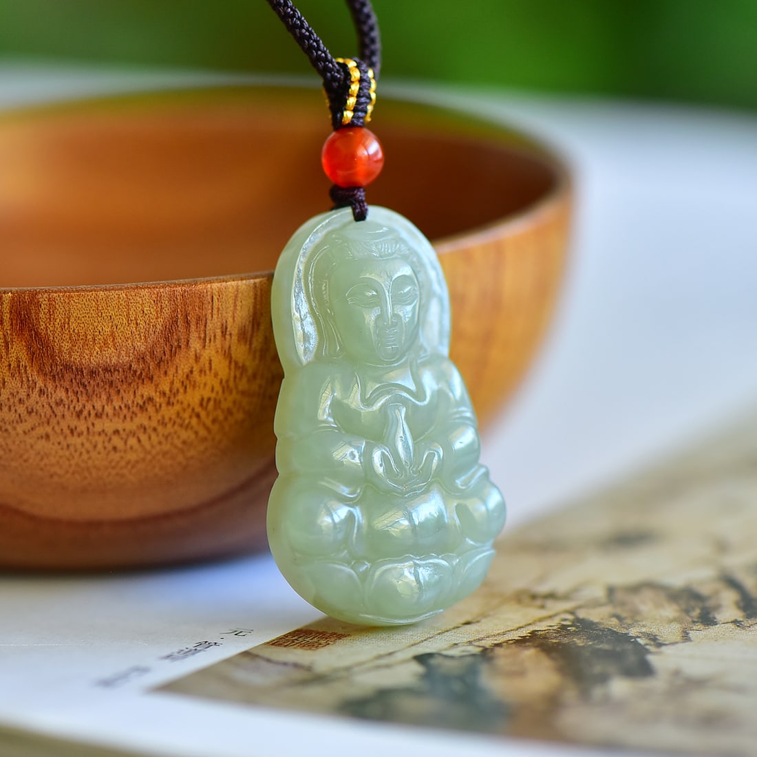 An Exquisite Greenish Jade Avalokitesvara Pendant: An Exquisite Greenish Jade Avalokitesvara Pendant,Size:26mmx42mm 寓意:吉祥 大慈大悲 普度众生 青白玉观