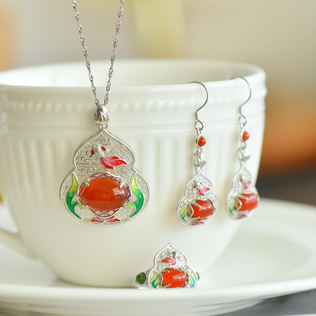 A Set of Fine Sterling Silver Inlaid Agate Gourd Jewelrys: A Set of Fine Sterling Silver Inlaid Agate Gourd Jewelrys 一套纯银镶玛瑙葫芦首饰