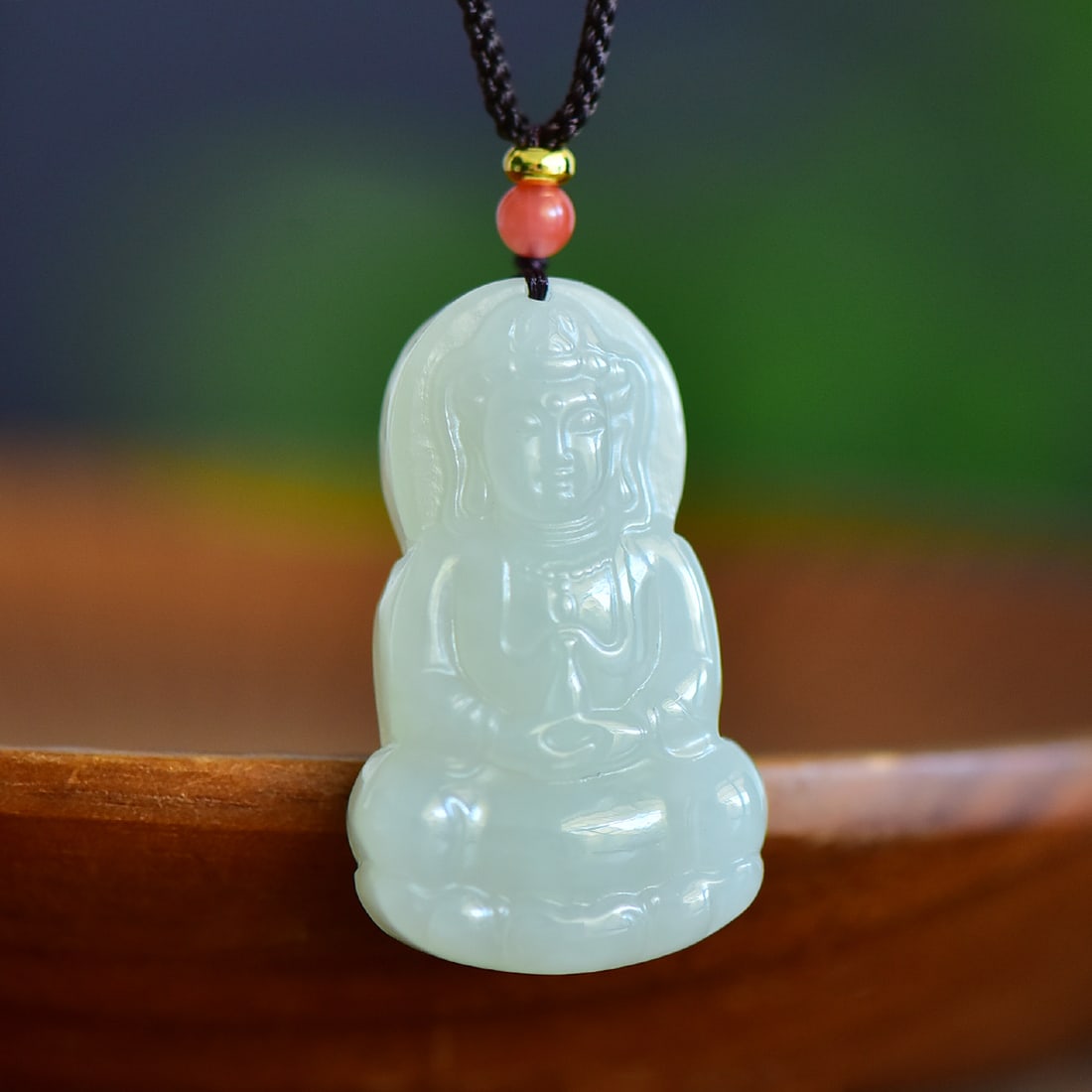 An Exquisite White Jade Avalokitesvara Pendant: An Exquisite White Jade Avalokitesvara Pendant,Size:38mmx22mmx8mm 寓意:吉祥 平平安安 一生幸福 白玉观音&#