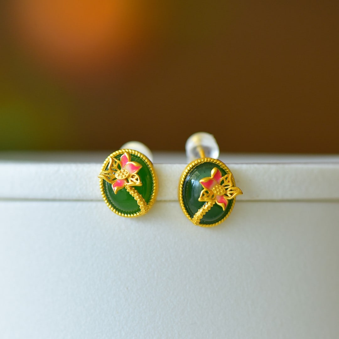 A Pair of Exquisite Sterling Silver-Gold Plated Inlaid Jasper Earrings: A Pair of Exquisite Sterling Silver-Gold Plated Inlaid Jasper Earrings 一对纯银镀金镶碧玉耳钉