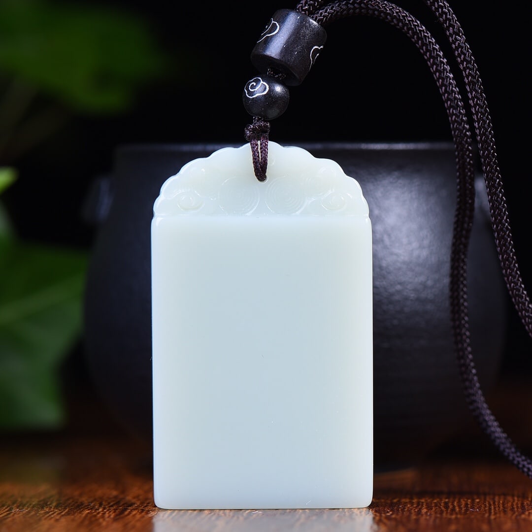 An Exquisite White Jade Auspicious Cloud Pattern Pendant: An Exquisite White Jade Auspicious Cloud Pattern Pendant,Size:30mmx50mm (寓意)吉祥 平平安安 白玉祥云纹牌