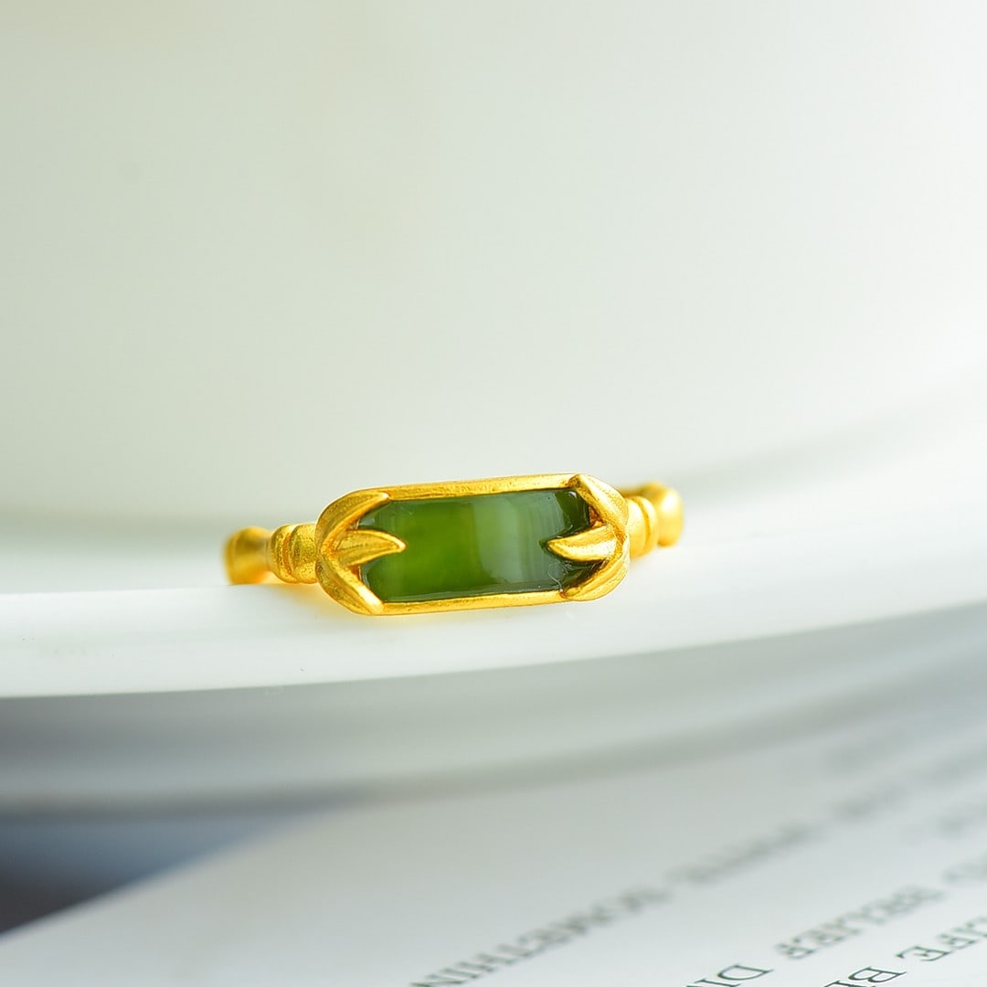 An Exquisite Sterling Silver-Gold Plated Inlaid Jasper Ring: Sterling Silver-Gold Plated Inlaid Jasper Ring , Size :4mmx10mm 纯银镀金镶碧玉戒指,尺寸:4mmx10mm