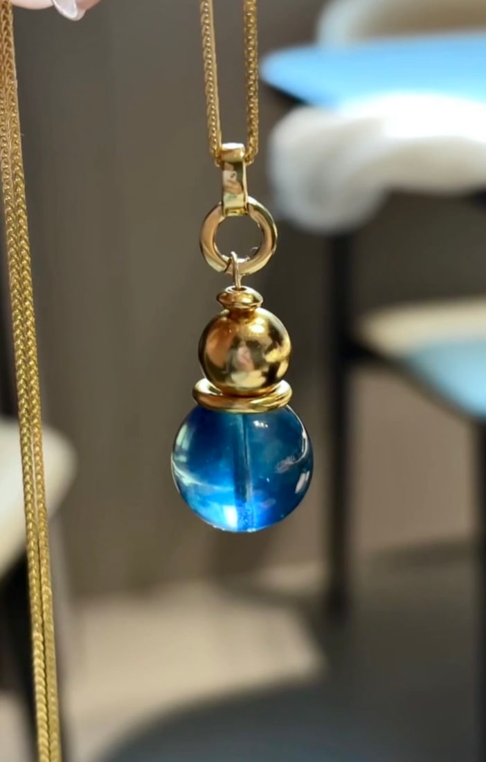 An Exquisite Sterling Silver-Gold Plated Inlaid Aquamarine Pendant: An Exquisite Sterling Silver-Gold Plated Inlaid Aquamarine Pendant,Size:15.8mm,Total Weight:11.3g 纯银镀金镶海蓝宝吊坠