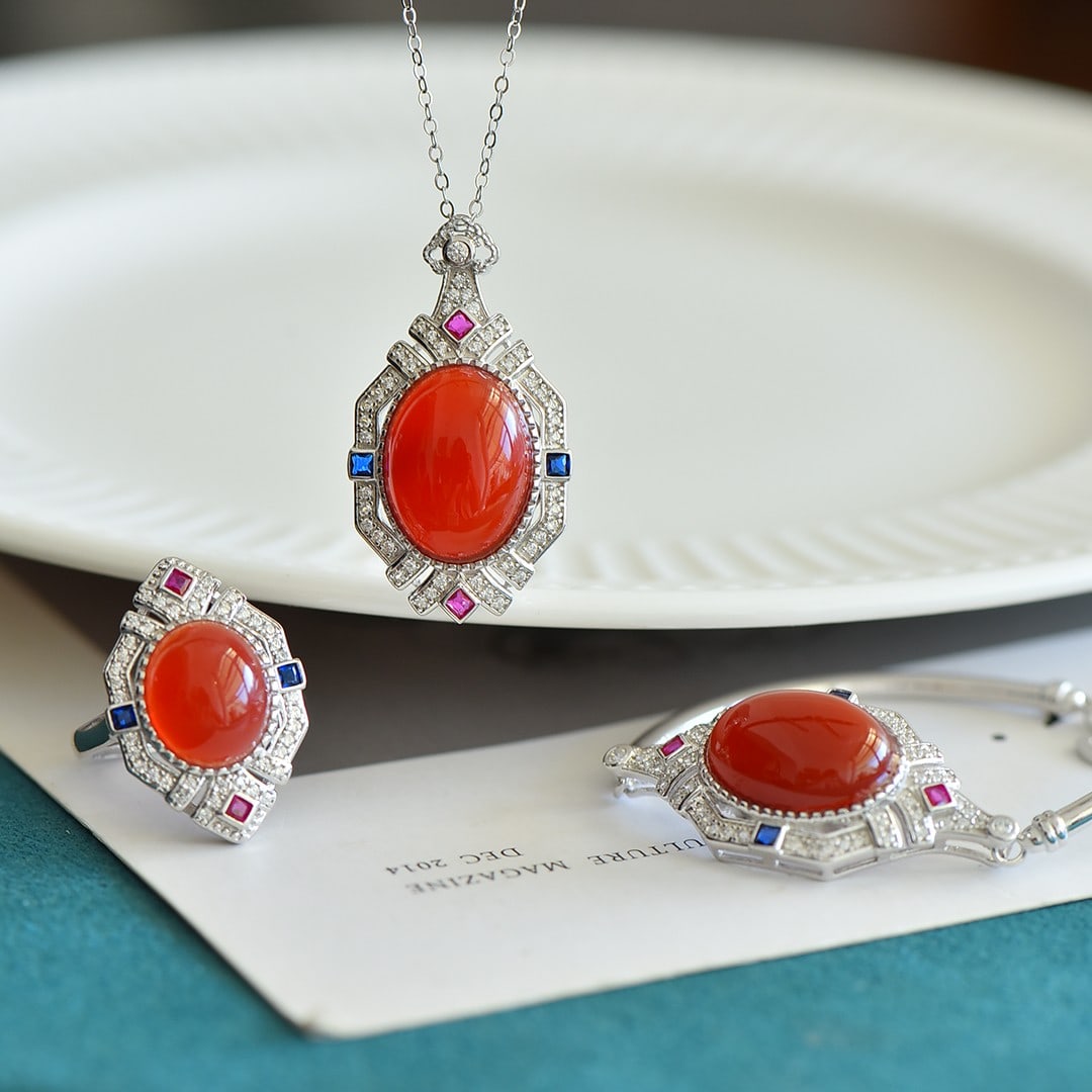A Set of Fine Sterling Silver Inlaid Agate Jewelrys,Inlaid Diamond: A Set of Fine Sterling Silver Inlaid Agate Jewelrys,Inlaid Diamond 一套纯银镶玛瑙首饰,嵌钻石
