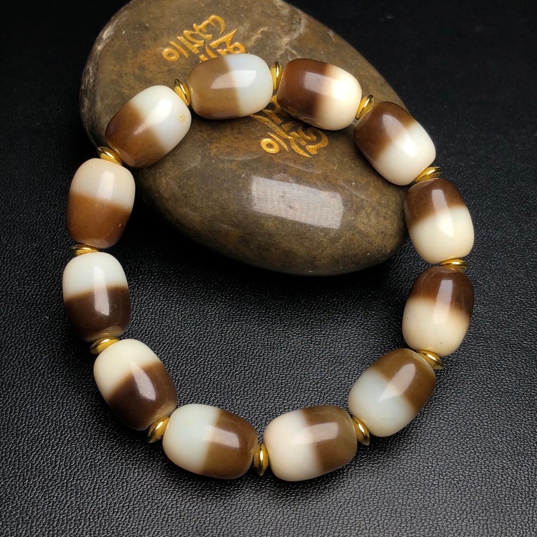 An Exquisite Dzi Bead Bracelets: An Exquisite Dzi Bead Bracelets,Size:13mmx10mm 天珠手串