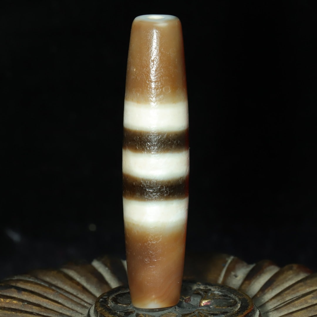 An Exquisite Dzi Bead Pendant: An Exquisite Dzi Bead Pendant，Size：57mmx13mm，Weight：15g 天珠挂件