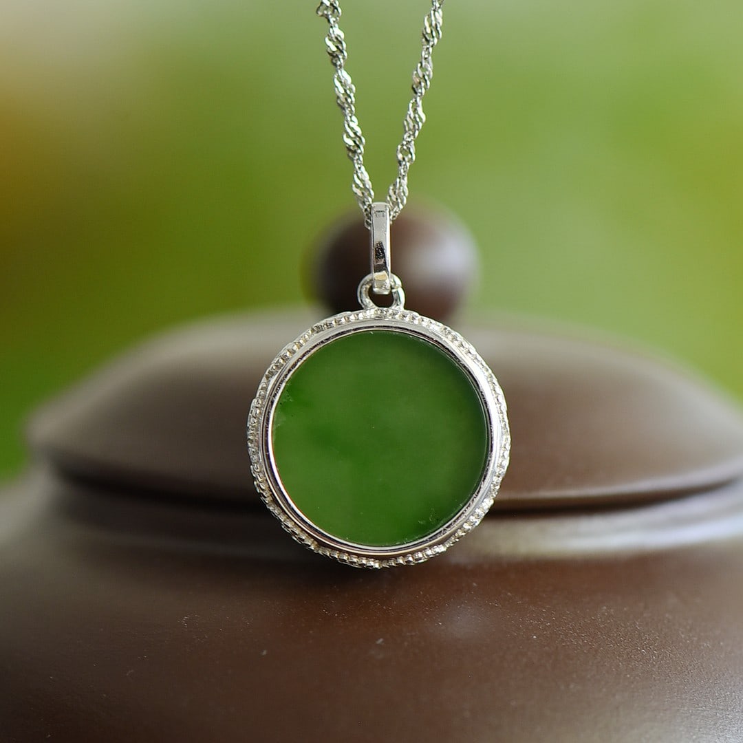 An Exquisite Sterling Silver Inlaid Jasper Pendant: An Exquisite Sterling Silver Inlaid Jasper Pendant 纯银镶碧玉吊坠