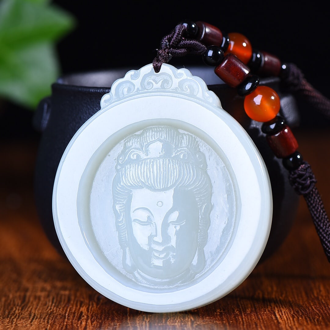 An Exquisite White Jade Avalokitesvara?? Pendant: An Exquisite White Jade Avalokitesvara头纹 Pendant,Size:57mmx50mm (寓意)保平安 做工精美,玉质温润 白ħ