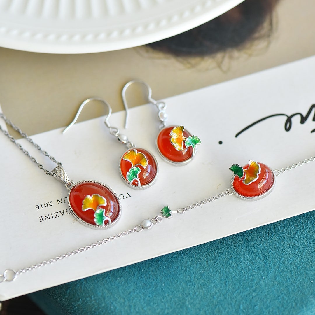 A Set of Fine Sterling Silver Inlaid Agate Jewelrys: A Set of Fine Sterling Silver Inlaid Agate Jewelrys,Size:(Pendant)13mmx18mm,(Earrings)12mmx16mm,(Bracelets)13mmx18mm 一套纯银镶玛瑙首饰