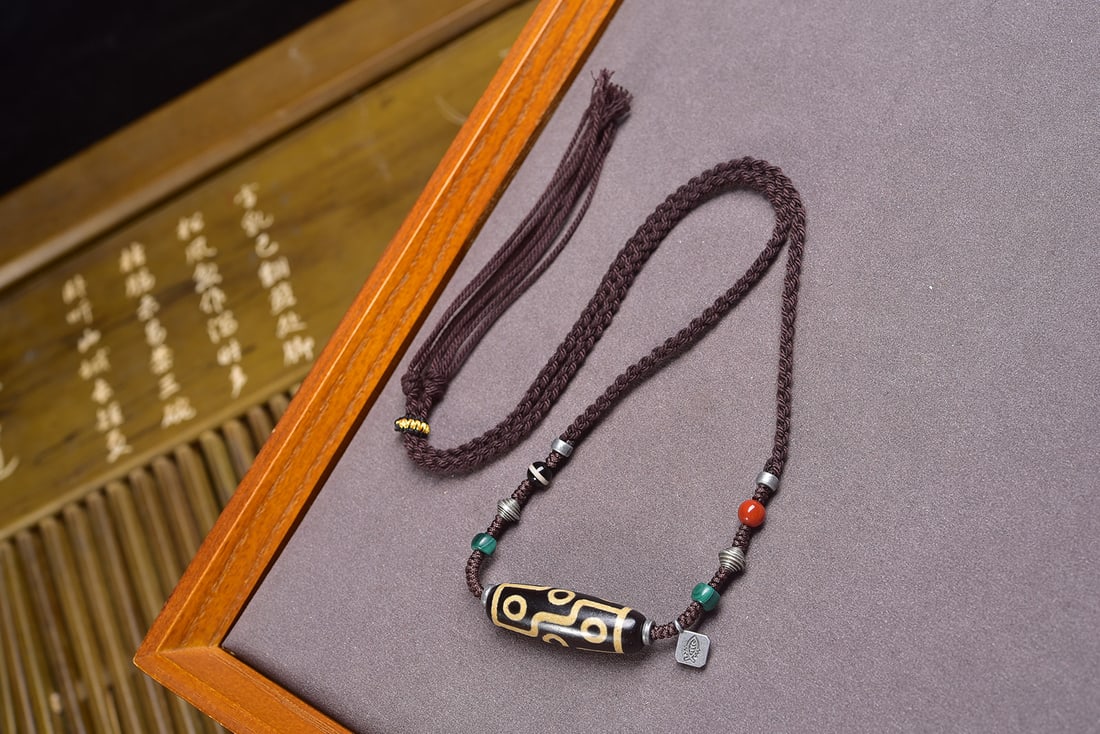 An Exquisite Nine Eyes Dzi Bead Pendant: An Exquisite Nine Eyes Dzi Bead Pendant,Size:12.6mmx38mm,Weight:16.6g 九眼天珠挂件 寓意:象征着圆满