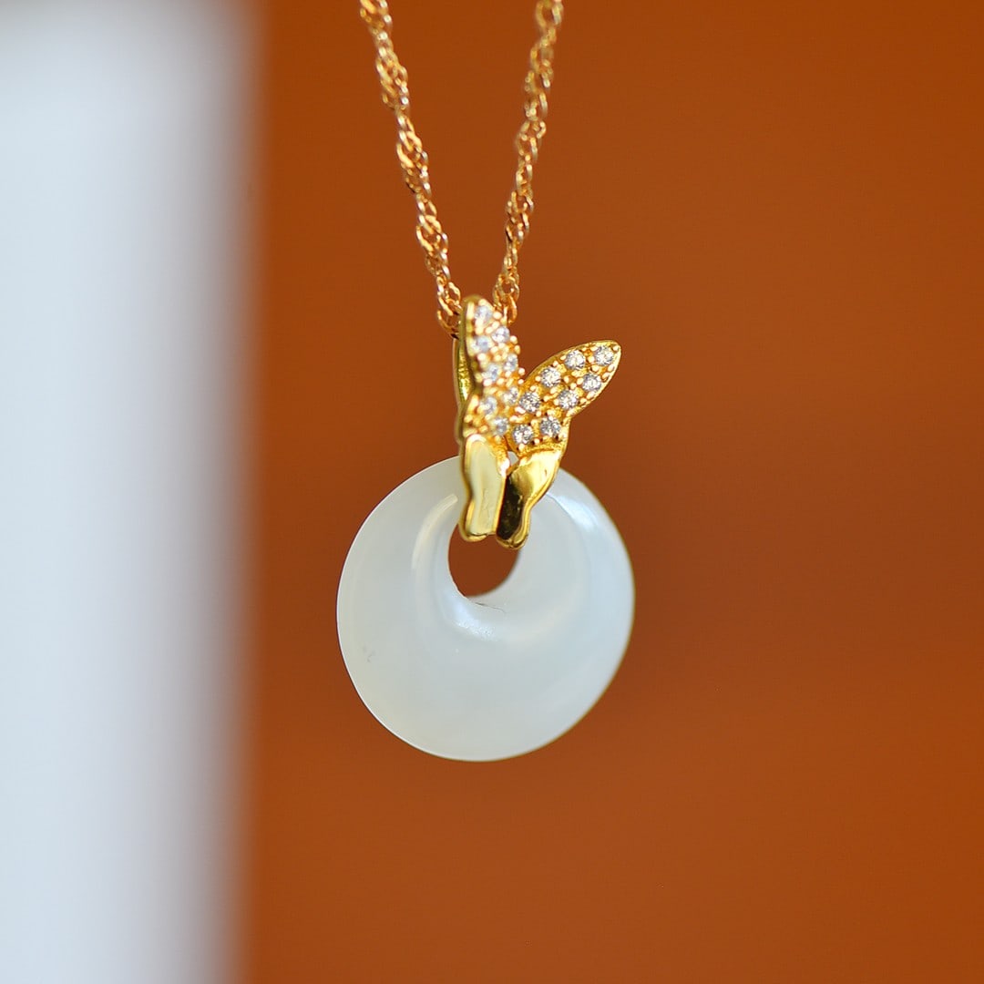 An Exquisite Sterling Silver-Gold Plated Inlaid White Jade Pendant,Inlaid Diamonds: An Exquisite Sterling Silver-Gold Plated Inlaid White Jade Pendant,Inlaid Diamonds,Size:15mmx15mm 纯银镀金镶白玉吊坠,嵌钻石