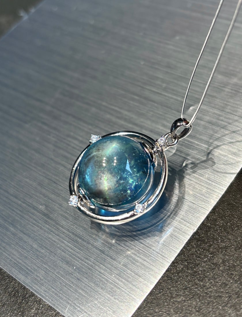 An Exquisite Sterling Silver Inlaid Aquamarine Pendant,Inlaid Gems: An Exquisite Sterling Silver Inlaid Aquamarine Pendant,Inlaid Gems,Size:17.1mm,Weight:9.4g 纯银镶海蓝宝吊坠,嵌宝石