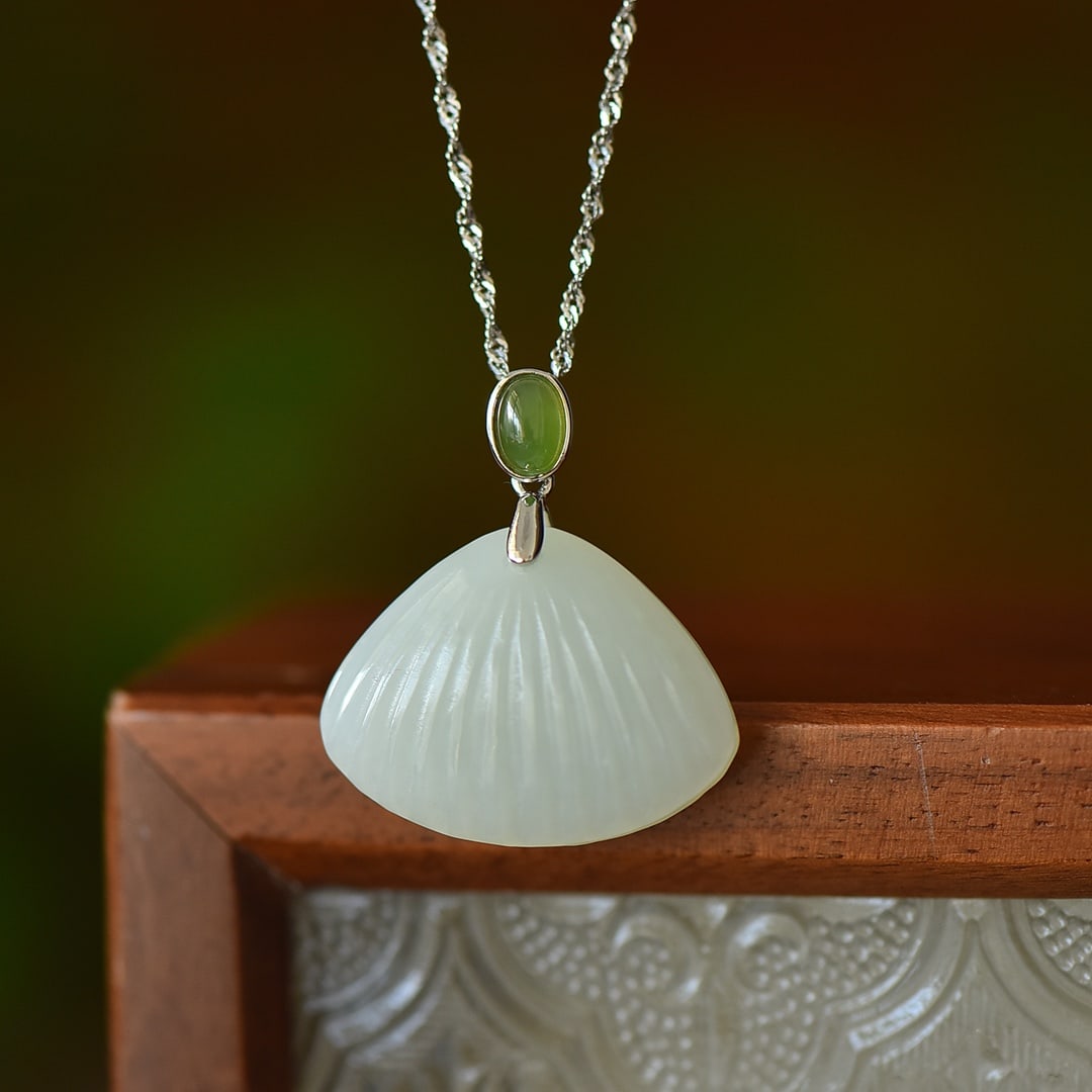 An Exquisite Sterling Silver Inlaid White Jade Pendant, Inlaid Jasper: An Exquisite Sterling Silver Inlaid White Jade Pendant, Inlaid Jasper, 纯银镶白玉吊坠，嵌碧玉