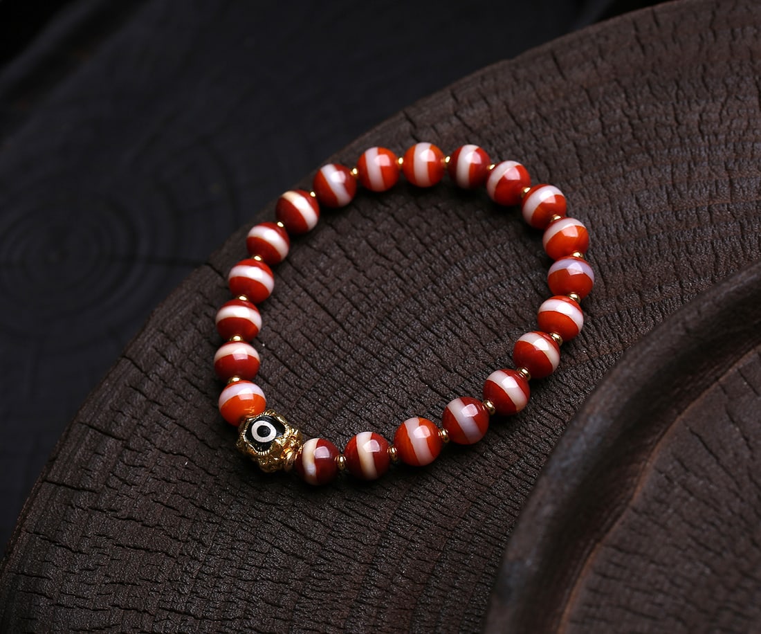 An Exquisite Agate Bracelets: An Exquisite Agate Bracelets,Size:8mm,g,Weight:19.2g 玛瑙手串 寓意:线珠是福慧之珠,智慧福气,心
