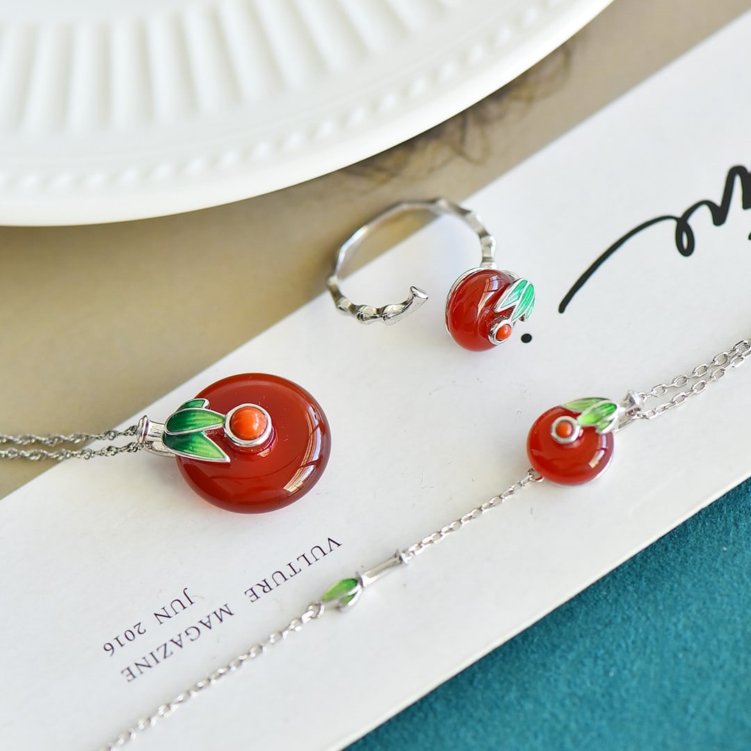 A Set of Fine Sterling Silver Inlaid Agate Jewelrys: A Set of Fine Sterling Silver Inlaid Agate Jewelrys,Size:(Pendant)18mmx18mm,(Earrings)10mmx10mm,(Bracelets)10mmx10mm 一套纯银镶玛瑙首饰