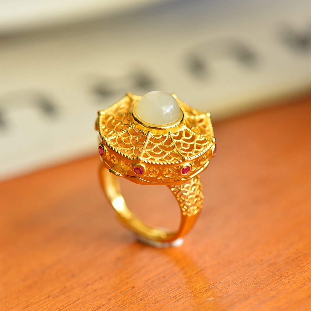 An Exquisite Sterling Silver-Gold Plated Inlaid White Jade Ring: An Exquisite Sterling Silver-Gold Plated Inlaid White Jade Ring,Size:8mmx8mm 纯银镀金镶白玉戒指