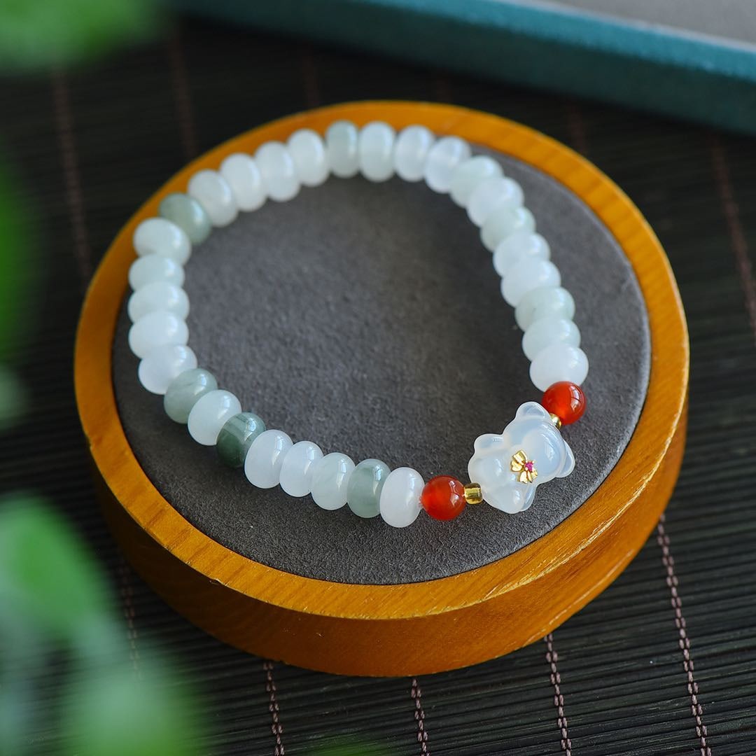 An Exquisite White Jade Bracelets: An Exquisite White Jade Bracelets,Size:5mmx8mm 白玉手串