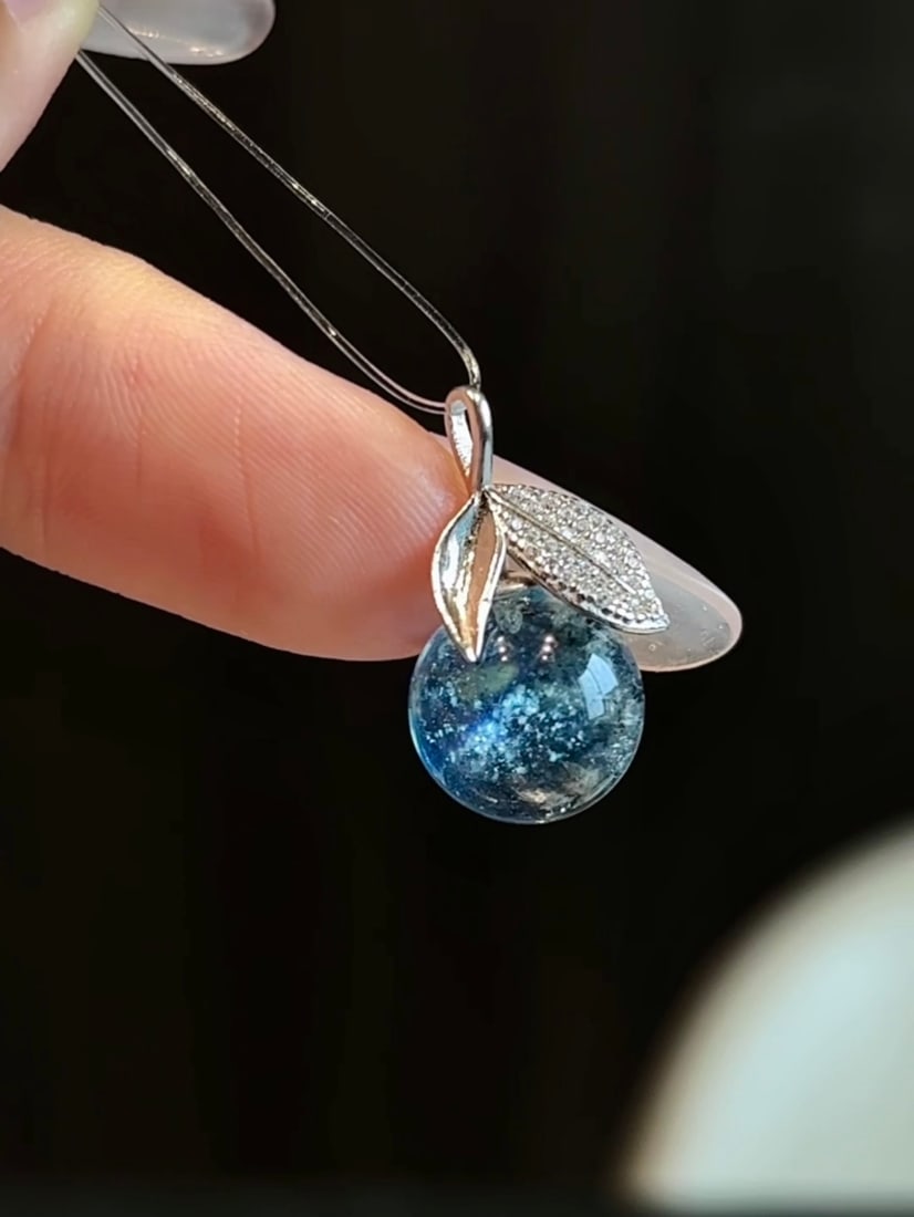 An Exquisite Sterling Silver Inlaid Aquamarine Pendant,Inlaid Gems: An Exquisite Sterling Silver Inlaid Aquamarine Pendant,Inlaid Gems,Size:12mm,Weight:3.3g 纯银镶海蓝宝吊坠,嵌宝石