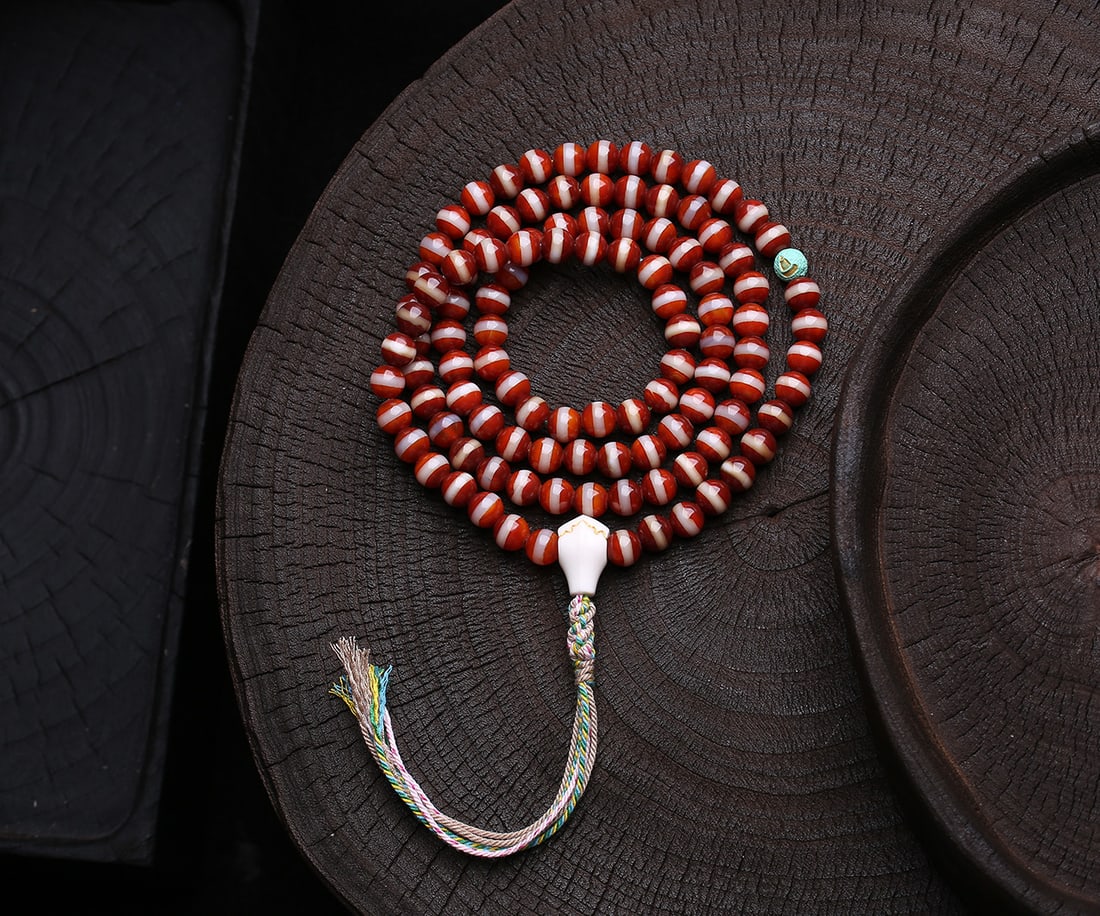 An Exquisite Agate Necklace: An Exquisite Agate Necklace,Size:8mm,Weight:84g 玛瑙项链 