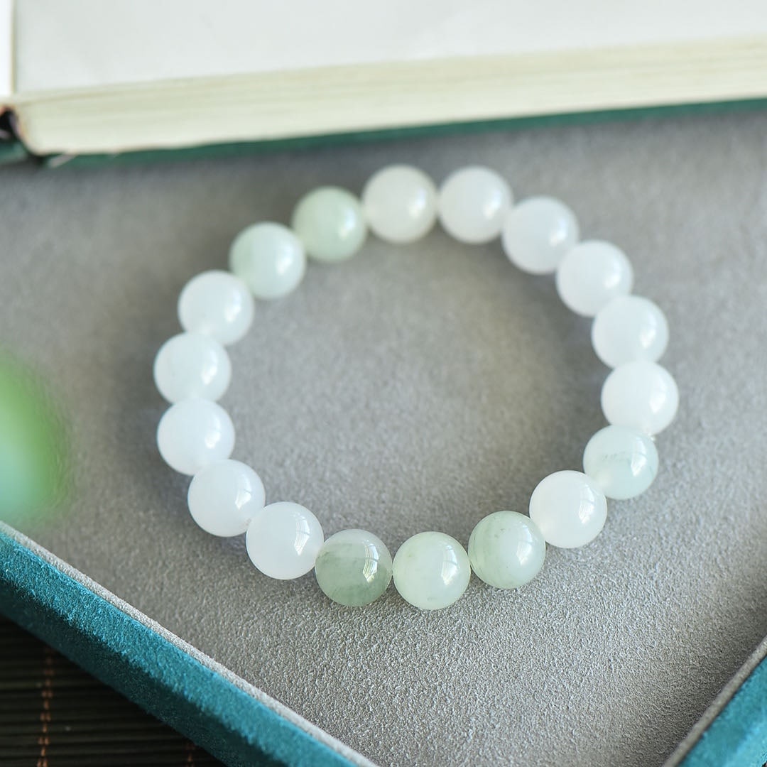 An Exquisite White Jade Bracelets: An Exquisite White Jade Bracelets,Size:10mm 寓意:『饰以平安,简约之美』 白玉手串