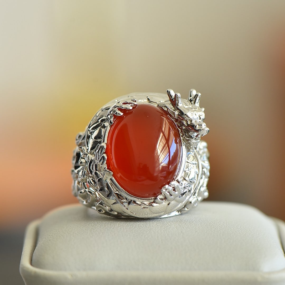 An Exquisite Sterling Silver Inlaid Agate Ring: An Exquisite Sterling Silver Inlaid Agate Ring,Size:15mmx20mm 纯银镶玛瑙戒指