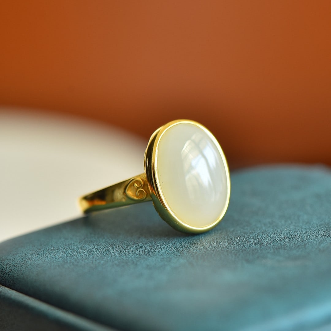 An Exquisite Sterling Silver-Gold Plated Inlaid White Jade Ring: An Exquisite Sterling Silver-Gold Plated Inlaid White Jade Ring,Size:12mmx16mm 纯银镀金镶白玉戒指